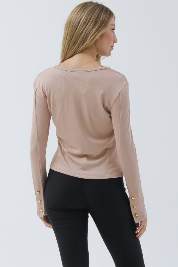 Remera con tachas en mangas - Image 3